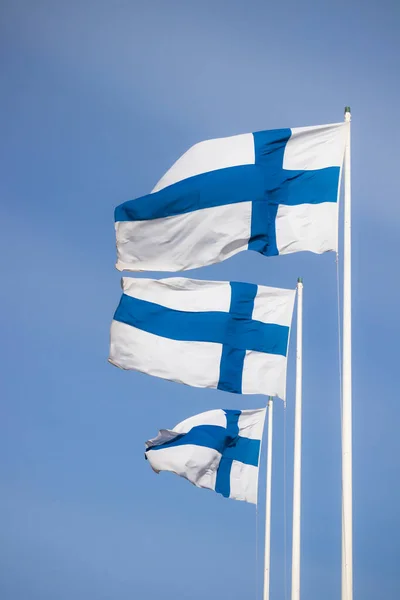 Três Bandeiras Nacionais Finlandesas Vento Contra Céu Azul — Fotografia de Stock