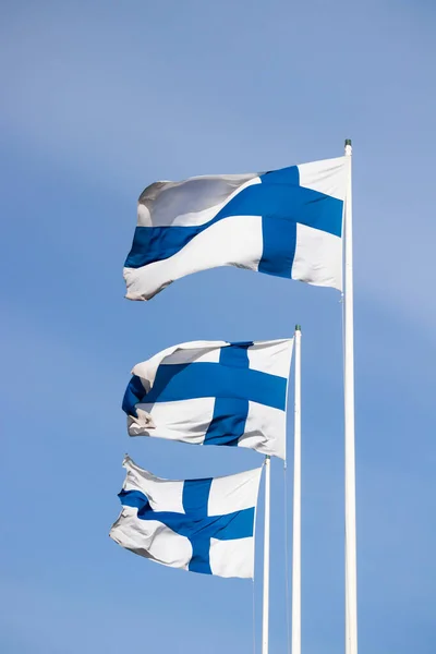 Τρεις Φινλανδικές Εθνικές Σημαίες Στον Άνεμο Ενάντια Στον Γαλάζιο Ουρανό — Φωτογραφία Αρχείου