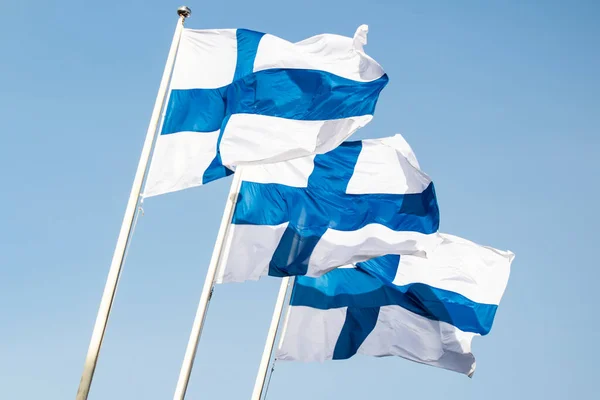 Tres Banderas Nacionales Finlandesas Viento Contra Cielo Azul — Foto de Stock