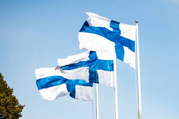 Mavi Gökyüzüne Karşı Esen Finlandiya Ulusal Bayrağı — Stok fotoğraf