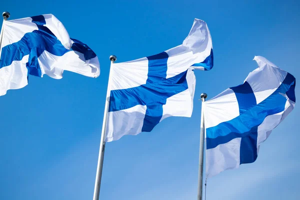 Mavi Gökyüzüne Karşı Rüzgarda Finnish Ulusal Bayrağı — Stok fotoğraf