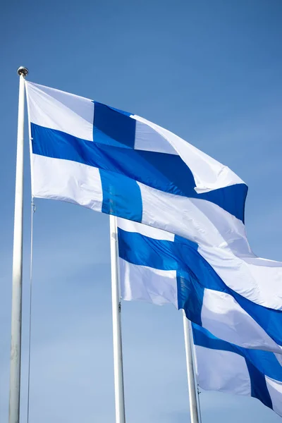Mavi Gökyüzüne Karşı Rüzgarda Finnish Ulusal Bayrağı — Stok fotoğraf