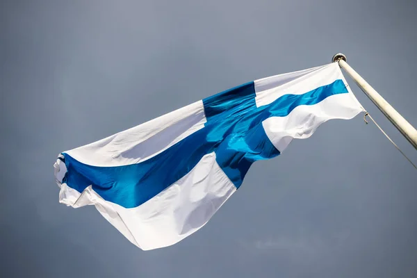 Bandera Nacional Finlandesa Viento Contra Cielo Azul — Foto de Stock