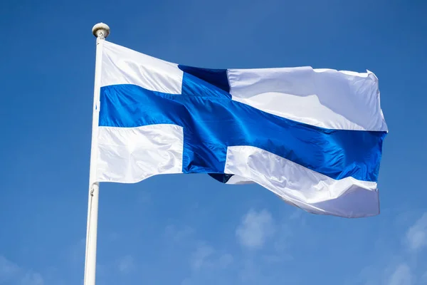 Finse Vlag Wind Tegen Blauwe Lucht — Stockfoto