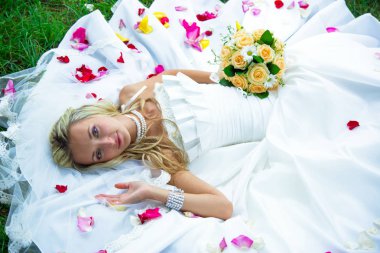 parkta çim üzerinde mutlu gelin