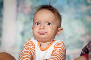 Küçük çocuk evde oynuyor.