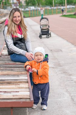 Mutlu anne ve küçük parkta oynarken oğlu. Sonbahar.