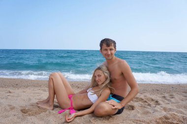 Genç adam ve kadın denizde dinlenin. Barcelona beach adlı.     