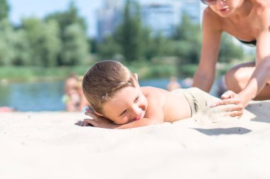 Oturma ve kumla oynayan küçük bebeğim        