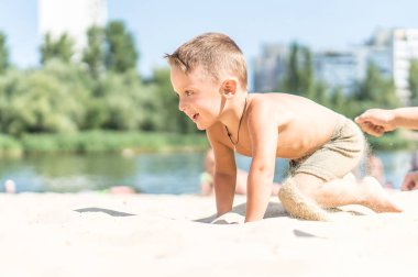 Oturma ve kumla oynayan küçük bebeğim      