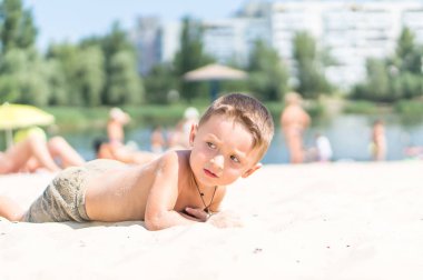 Oturma ve kumla oynayan küçük bebeğim      