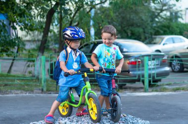 Sıcak yaz gününde üzerinde bisiklet sürme komik iki etkin küçük çocuklar. Kırsal. Aktif eğlence ve spor çocuklar için.