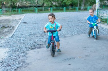 Sıcak yaz gününde üzerinde bisiklet sürme komik etkin küçük çocuk. Kırsal.