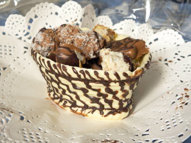 Şeker ile çikolata sepeti çanağı