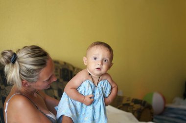 Bir anne ile küçük bebek oğlu portresi     