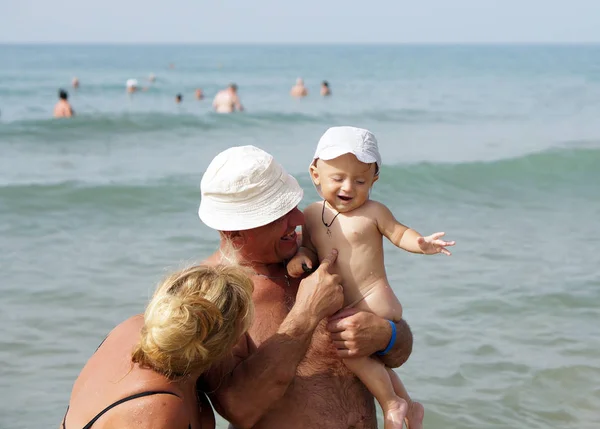 Abuelo y nieto jugando en la playa — Foto de Stock