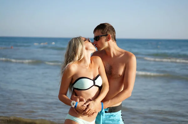 Jonge man en vrouw hebben een rust op de zee en kussen — Stockfoto