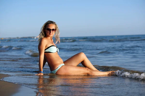 Genç güzel kadın güneş gözlüğü plajında portresi — Stok fotoğraf