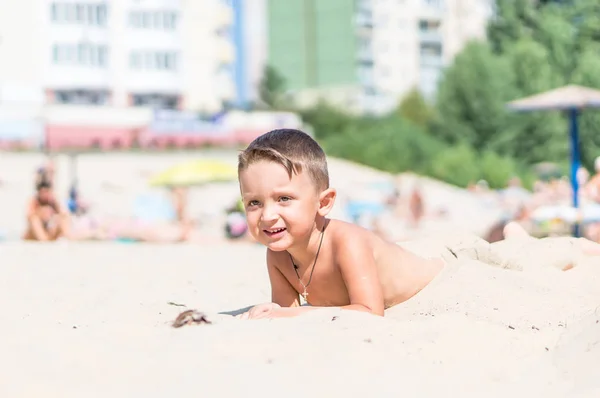 小宝贝男孩坐，玩沙子 — 图库照片