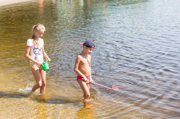 Enfants pêchant dans une rivière avec un filet de pêche — Photo