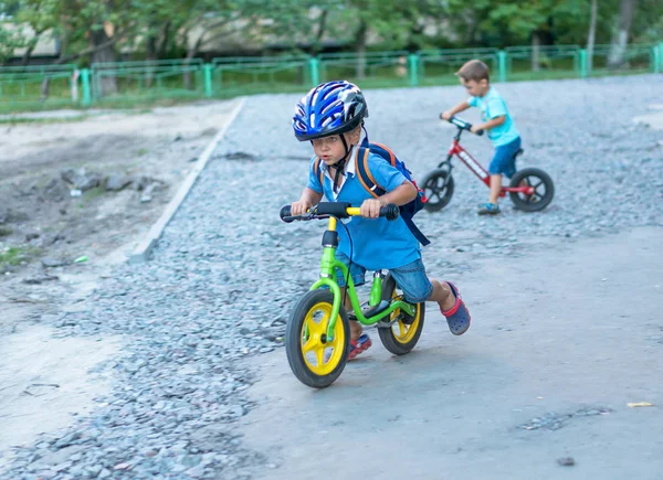 Sıcak yaz gününde üzerinde bisiklet sürme komik iki etkin küçük çocuklar. Kırsal. Aktif eğlence ve spor çocuklar için.