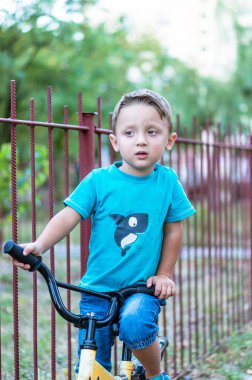 Sıcak yaz gününde üzerinde bisiklet sürme etkin komik çocuk. 