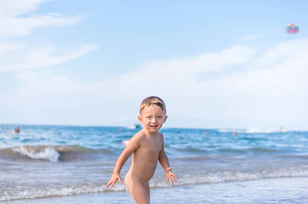 Mały chłopiec dziecko, uruchomiona w morzu na plaży — Zdjęcie stockowe