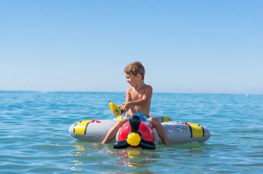 Büyükanne ve büyükbaba denizin hava uçak ile oynarken küçük bebeğim gülümseyerek. Olumlu insan duyguları, duygular, joy. Mutlu bir aile.