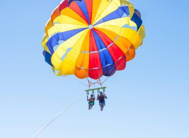 Mutlu Parasailing orta hava asılı paraşüt altında Dominicana Beach çift çift. Eğleniyor. Tropik cenneti. Olumlu insan duyguları, duygular, sevinç.