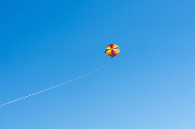 Dominik; parasail; Parasailing; eğlenceli; Karayip; plaj; risk; Mayo; ağaç; Hobiler; seyahat; manzarası; Özgürlük; insanlar; aşk; Sezon; hız; açık havada; Spor; aşırı; Deniz; tehlike; Çift; Balayı; tatil; Spor; macera; boş zaman; etkinlik