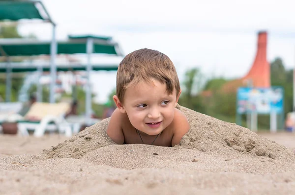 微笑的小男孩玩沙 — 图库照片
