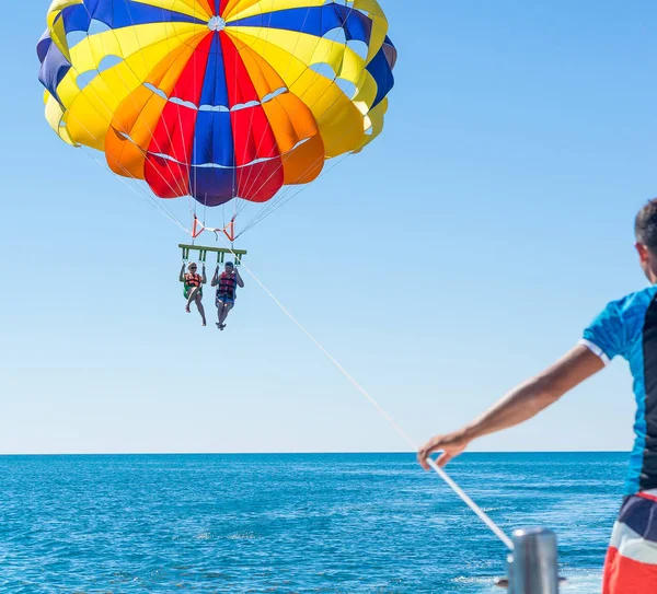 Szczęśliwa para Parasailing w Dominicana plaży latem. — Zdjęcie stockowe