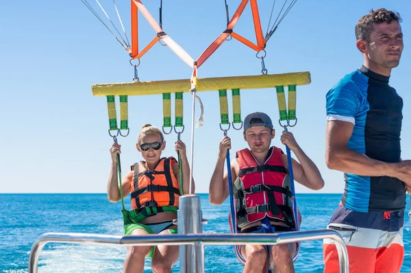 Gelukkige paar Parasailing in Dominicana strand in de zomer. — Stockfoto