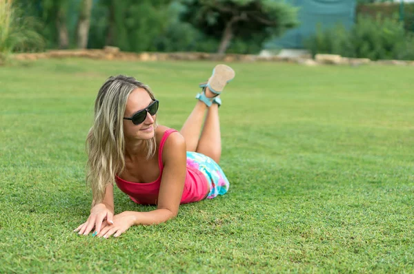 Çekici genç gülümseyen güzel kıvırcık sarı saçlı kız moda portre pembe tişört uzak sakin ara arama poz içinde ince,