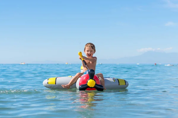 Sonriente niño jugando con la abuela y el abuelo en el mar en el avión. Emociones humanas positivas, sentimientos, alegría. Familia feliz . — Foto de Stock