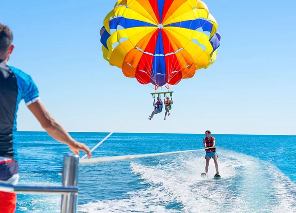 Happy couple Parasailing in Dominicana beach in summer. Couple u — Stock Photo, Image