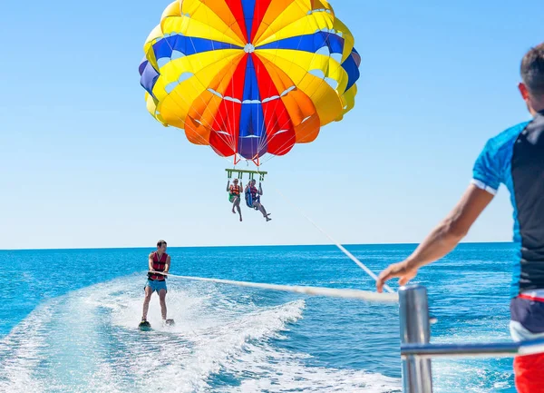 Happy couple Parasailing in Dominicana beach in summer. Couple u — Stock Photo, Image