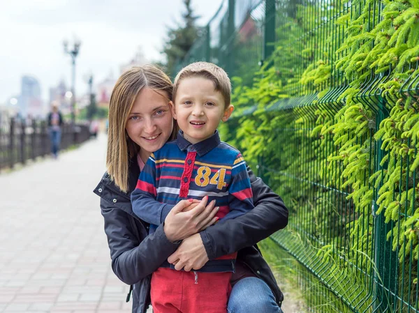 Mutlu anne ve oğlu sokakta portresi. Tuhaf ailenin tatil yapma ve yaz zevk. Sağlıklı bir yaşam tarzı. Olumlu insan duygular.;