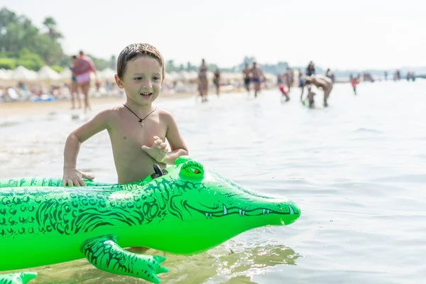 Портрет усміхненого маленького хлопчика, який грає у морі, океані. Позитивні людські емоції, почуття, радість. Смішна мила дитина робить відпустку і насолоджується літом . — стокове фото