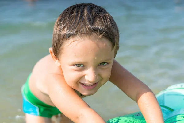 Porträt Lächelnder Kleiner Junge Der Meer Ozean Spielt Positive Menschliche — Stockfoto