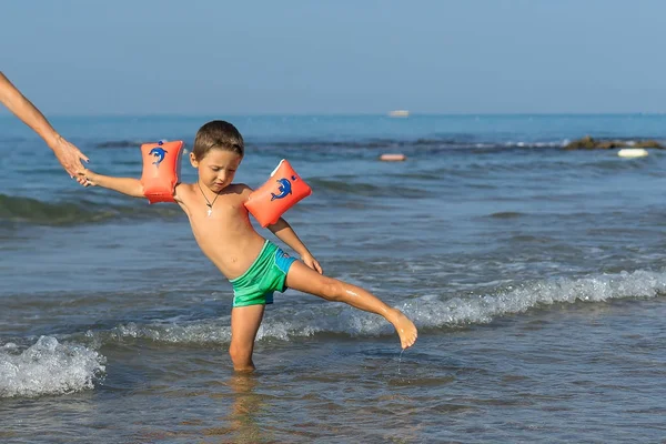 微笑在海里 玩的小宝贝男孩的肖像海洋 积极的人类情感 有趣可爱的孩子制作的假期 享受夏天 — 图库照片