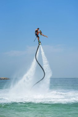 Baba ve kızı Karayip tropik sahilde yeni flyboard, poz. Olumlu insan duyguları, duygular, joy. Tatil yapma ve yaz zevk komik şirin çocuk.