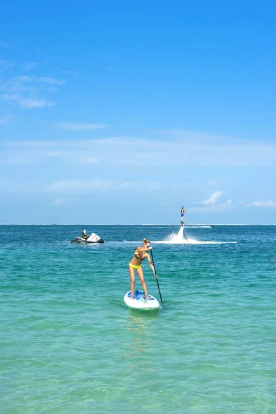 보드에 카리브해 해변에서 새로운 Flyboard에서 당당한 Paddleboarding입니다 긍정적인 인간의 여름을 — 스톡 사진