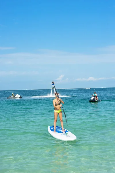 보드에 카리브해 해변에서 새로운 Flyboard에서 당당한 Paddleboarding입니다 긍정적인 인간의 여름을 — 스톡 사진