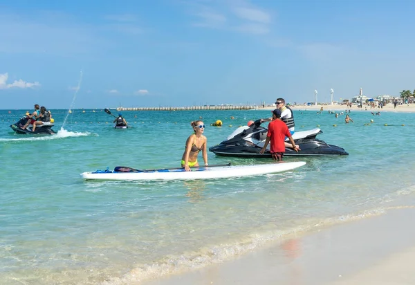 Giovane Donna Piedi Bordo Uomo Posa Nuovo Flyboard Caraibi Spiaggia — Foto Stock