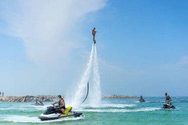 Adam Karayip tropik sahilde yeni flyboard, poz. Olumlu insan duyguları, duygular, joy. Tatil yapma ve yaz zevk komik, sevimli adamlar.