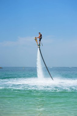 Baba ve kızı Karayip tropik sahilde yeni flyboard, poz. Olumlu insan duyguları, duygular, joy. Tatil yapma ve yaz zevk komik şirin çocuk.