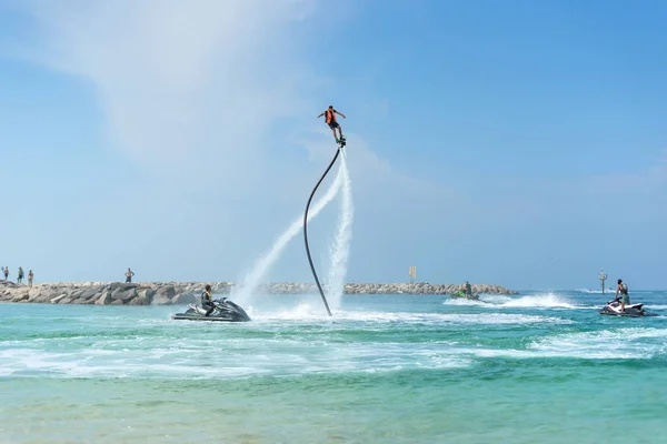 새로운 Flyboard 카리브해 해변에서 포즈를 취하는 긍정적인 인간의 여름을 즐기고 — 스톡 사진