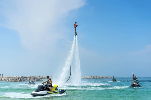 새로운 Flyboard 카리브해 해변에서 포즈를 취하는 긍정적인 인간의 여름을 즐기고 — 스톡 사진