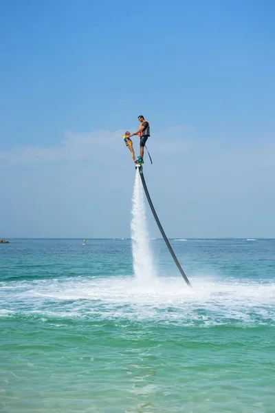 Padre Sua Figlia Posano Nuovo Flyboard Sulla Spiaggia Tropicale Dei — Foto Stock